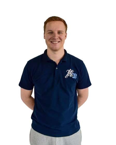 Een foto van kinesist Yolan De Borger, deze draagt een tshirt met het logo van de kinesietherapie praktijk PhysioDB